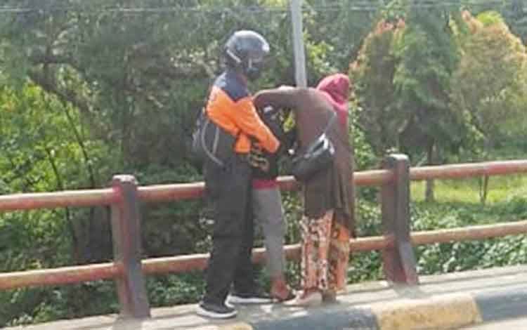 Wanita Muda Ini Diselamatkan Warga saat Hendak Terjun dari Jembatan