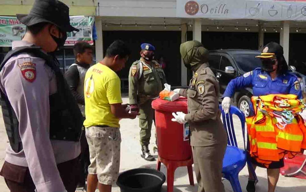 Puluhan Warga Terjaring  Razia Masker di Jalan Soekarno-Hatta Kasongan