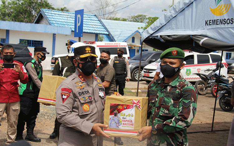 Kapolda Kalteng Beri Semangat Petugas Jaga Pos Penyekatan Perbatasan di Kapuas