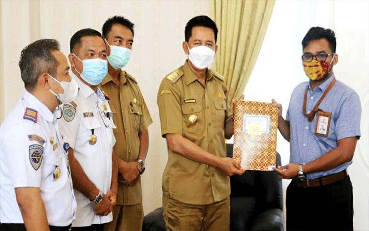 Bupati Barito Utara Serahkan Dokumen Perjanjian dengan Wings Abadi