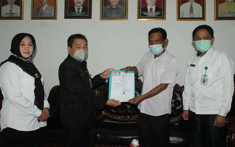 Disdukcapil Kapuas Serahkan Akte?Kelahiran dan KIA Kepada Korwil Pendidikan Kapuas Timur