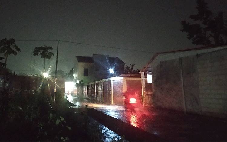 Sampit Sekitarnya Dilanda Hujan Deras Disertai Angin Kencang dan Petir