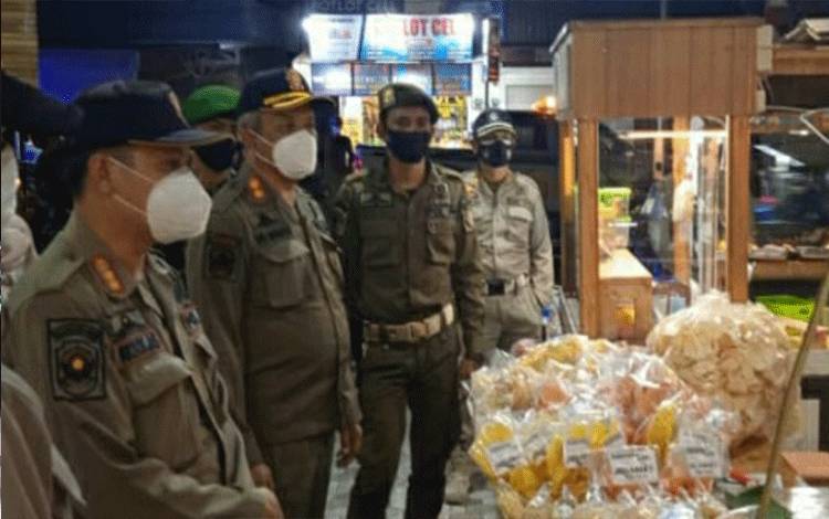 Patroli Petugas Gabungan Disiplinkan Prokes dan Sosialisasi Pemberlakuan Jam Malam