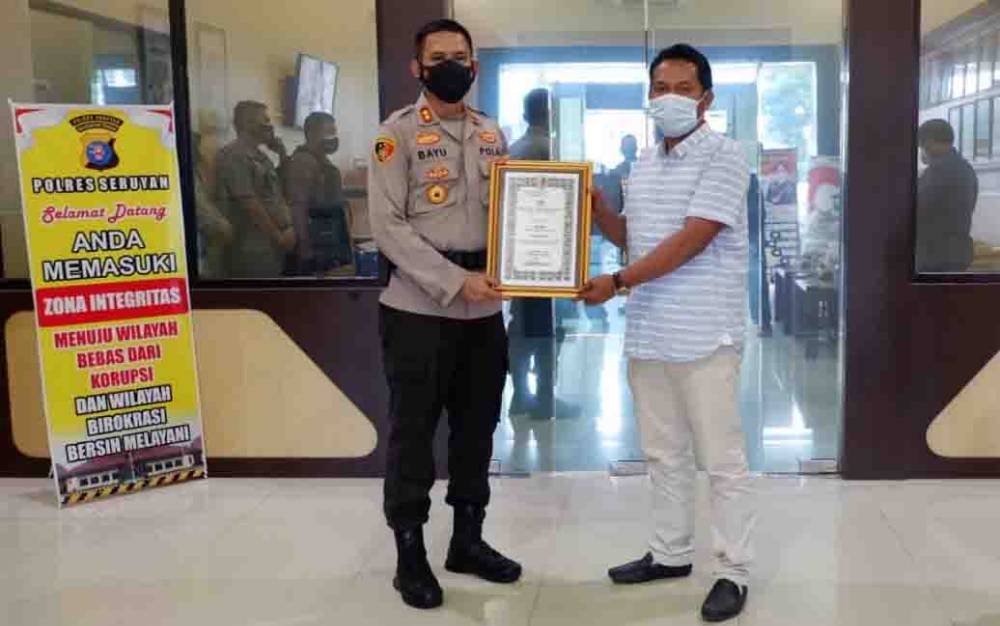 Kapolres Serahkan Penghargaan kepada Ketua PWI Seruyan