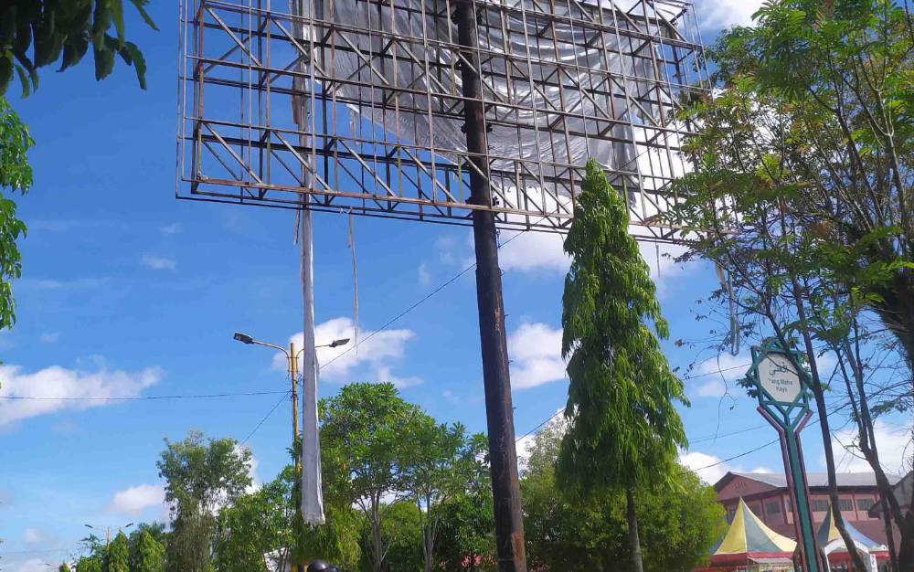 Papan Reklame Rusak Pemandangan Kota Sampit