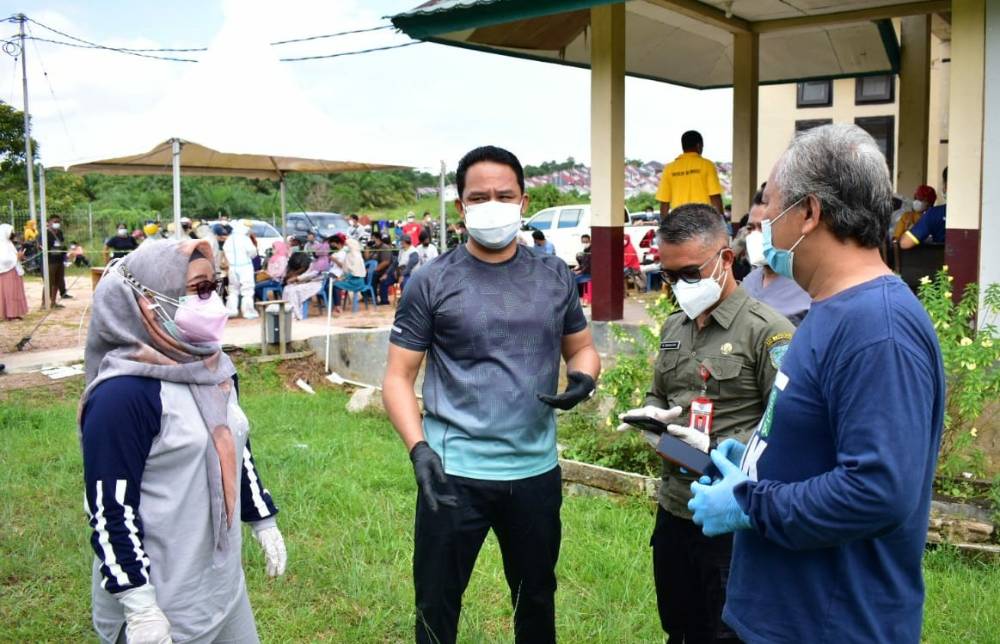 Bupati Lamandau Pantau Pelaksnaan Tes PCR Massal untuk 405 Warga