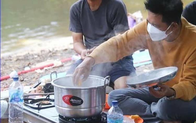 Nadalsyah Masak untuk Rombongan Peninjau