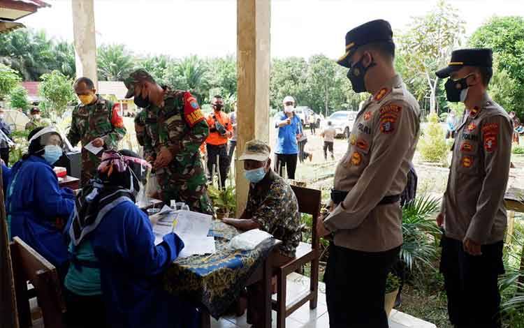 Kapolres Pantau Vaksinasi di Seruyan Raya