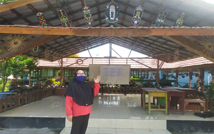 Pembelajaran Daring, SMPN 4 Sampit Bagikan 8.300 Buku Pelajaran