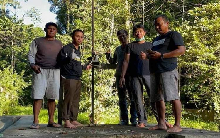 Anggota DPRD Kalteng Tinjau PLTMH di Desa Tumbang Langkai