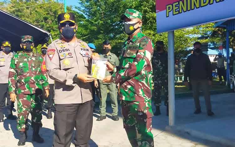 Kapolda Kalteng Bagikan Masker dan Multivitamin kepada Petugas Yustisi