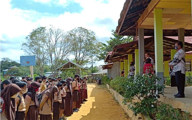 SMPN 1 Mentaya Hulu Dukung Kebijakan Pemerintah Belajar dari Rumah Lagi