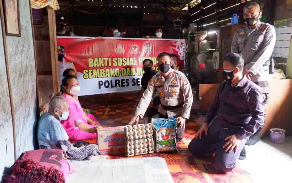 Warga Persil Raya Terima Bantuan Sembako dari Kapolres Seruyan