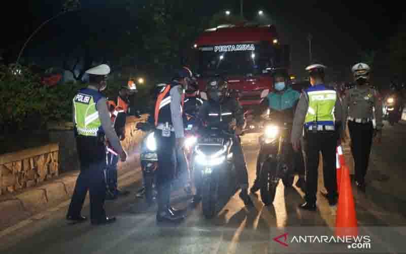 Polisi Sekat Empat Titik Perbatasan Menuju Semarang