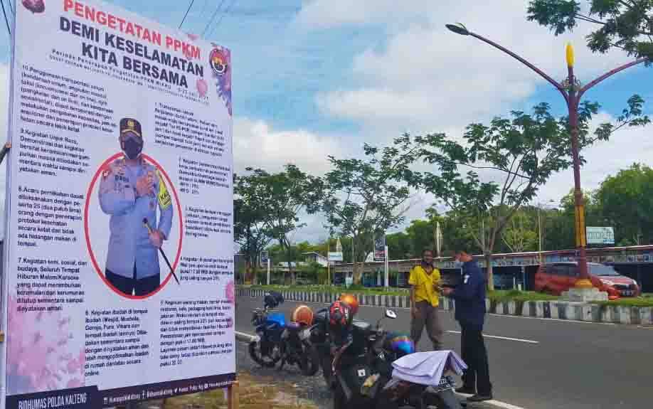 Bidhumas Polda Kalteng Pasang Spanduk Ingatkan Masyarakat Aturan Selama PPKM