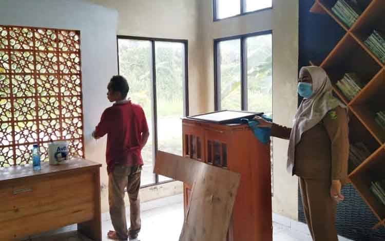 Kantor Kelurahan Panarung Sulap Ruang Tunggu Jadi Pojok Baca
