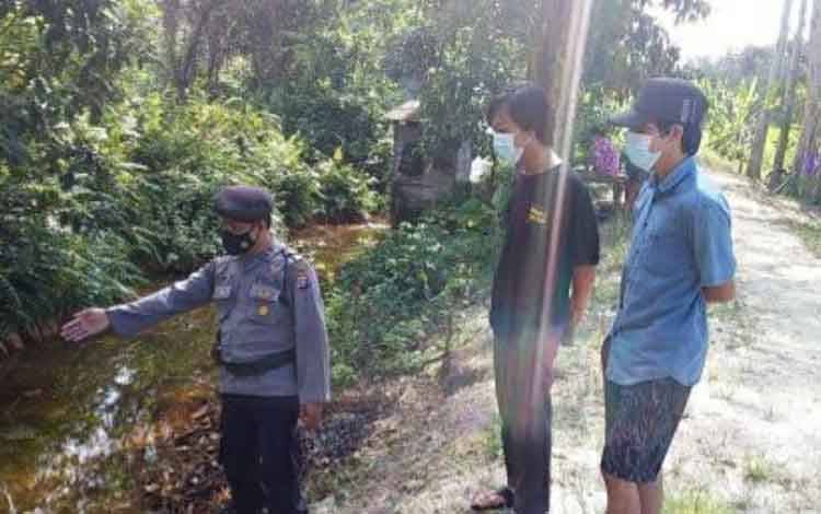 Personel Polsek Kapuas Timur Cek Ketersediaan Sumber Air untuk Tangani Karhutla
