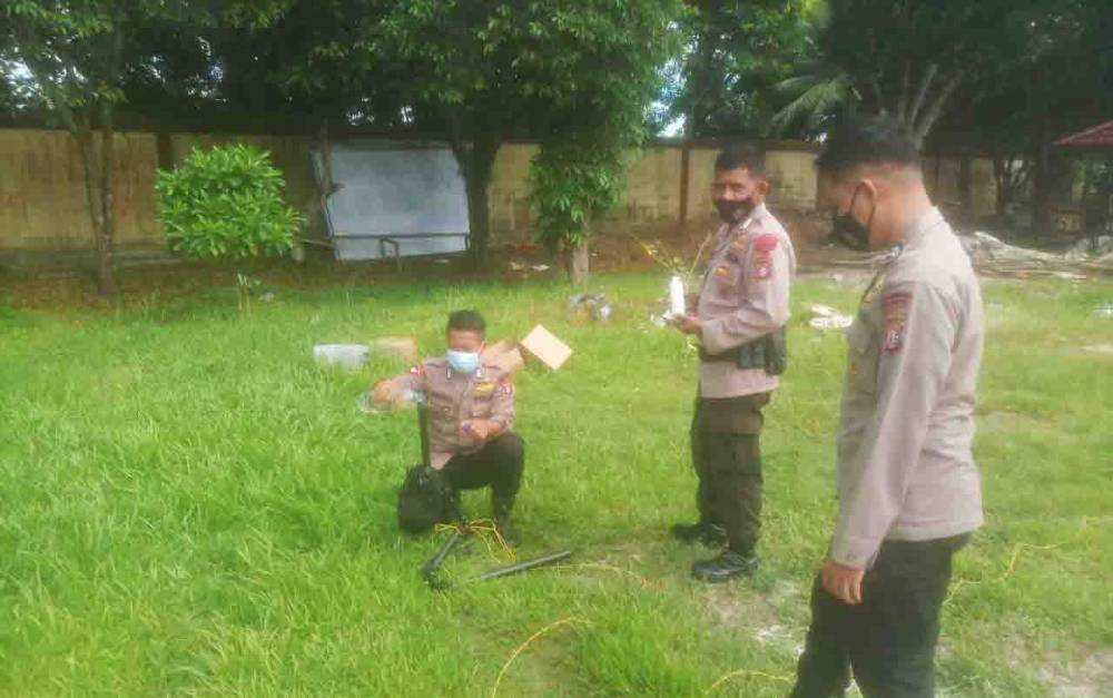 Personel Gabungan Polda Kalteng Uji Coba Penembakan Discrupter Royal Arm