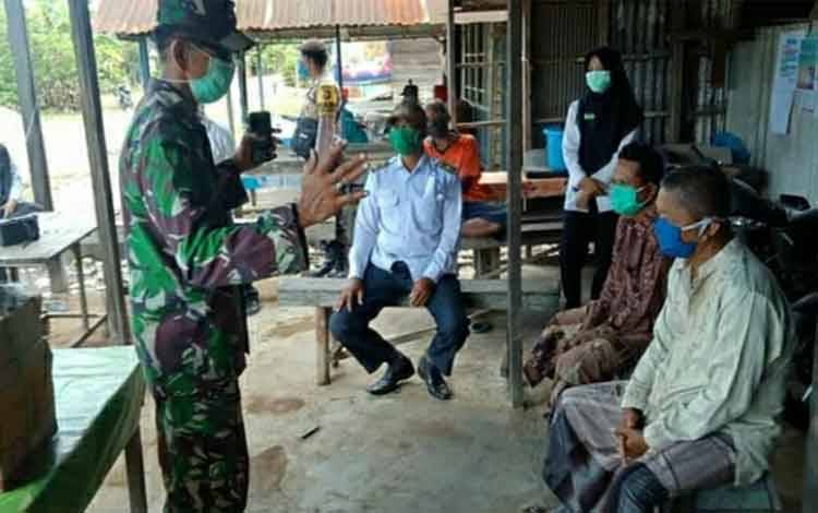 Koramil Kapuas Timur Edukasi Warga Pentingnya Terapkan Prokes