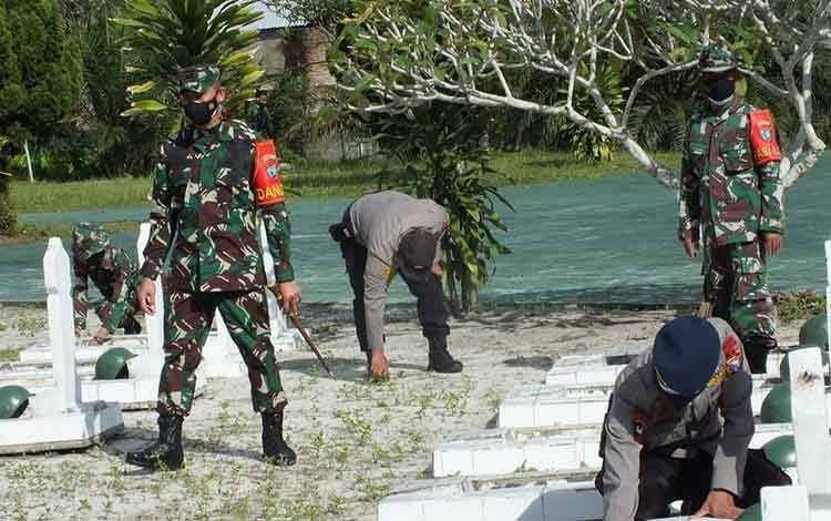 Sambut HUT Kodam Tanjungpura, Kodim Pangkalan Bun Karya Bhakti di Taman Makam Pahlawan