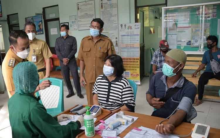 Wali Kota Palangka Raya Minta Warga Jangan Berkerumun saat Vaksinasi