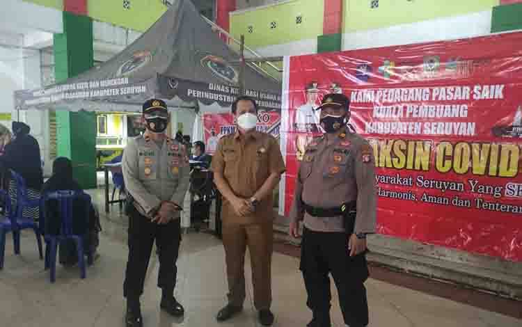 Pedagang Pasar di Kuala Pembuang Jalani Vaksinasi Tahap Kedua