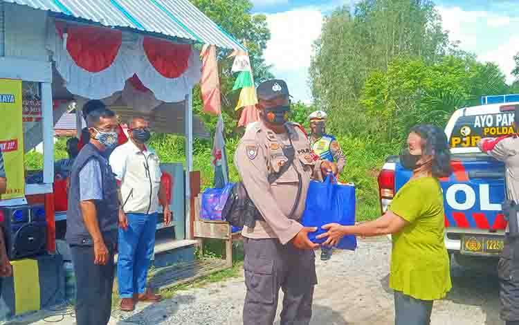 Polda Kalteng Distribusikan Bansos untuk Masyarakat Terdampak Covid-19