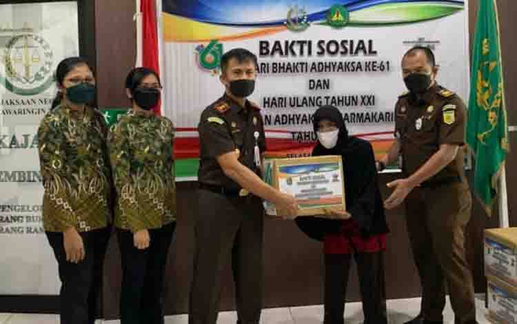 Hari Bhakti Adhyaksa, Kejari Kotim Bantu Masyarakat Kurang Mampu