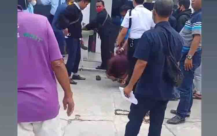 Mabuk dan Buat Onar di Kantor Bank Mandiri Sampit, Lelaki Ini Digebuki Warga