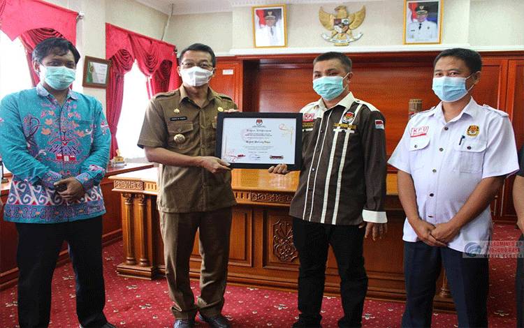Terima Penghargaan KPU Kalteng, ini Kata Bupati Murung Raya