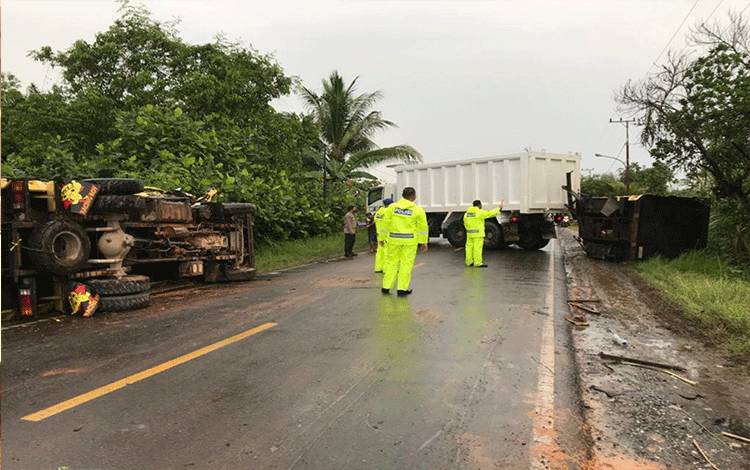 Kronologi Dua Truk Tabrakan di Basarang Tewaskan 1 Sopir