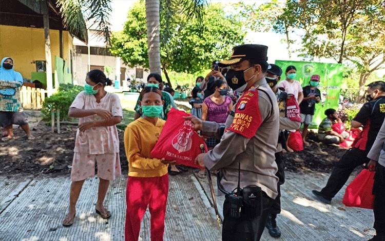 Masyarakat Beraktivitas di TPA Tjilik Riwut Km 14 Terima Bansos