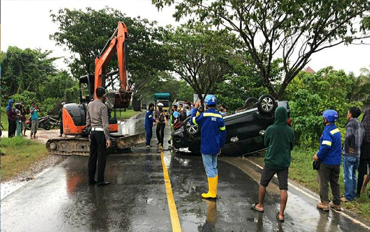 Xenia Tabrakan hingga Terbalik, Pengendara Motor Tewas