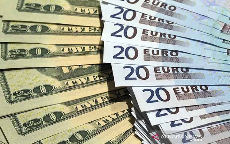 Dolar Menguat, Sementara Euro Merosot di Tengah Ketidakpastian Ukraina
