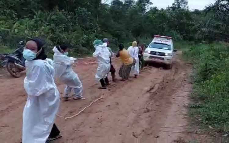 Kisah Perjuangan Tenaga Kesehatan Lakukan Tracing di Pelosok Desa Kotawaringin Barat