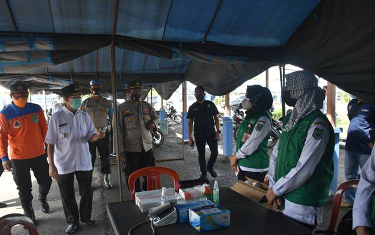 Tinjau Pos Penyekatan Perbatasan, Ini Pesan Wabup Kapuas