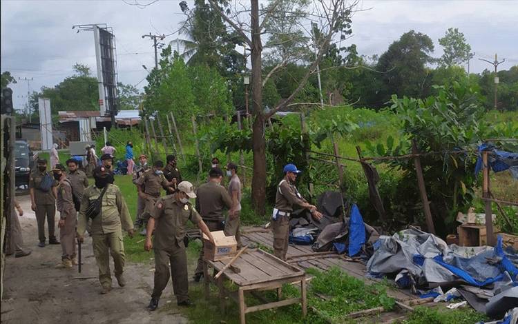 Satpol PP Palangka Raya Bongkar Kios Pedagang Buah di Kawasan Terlarang