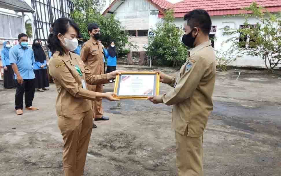 Pegawai Dinas PMPTSP Seruyan Berkinerja Baik Dapat Penghargaan