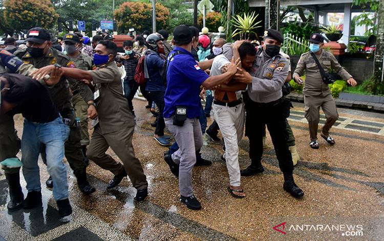 Aparat Bubarkan Demo Mahasiswa Kritisi PPKM Mikro