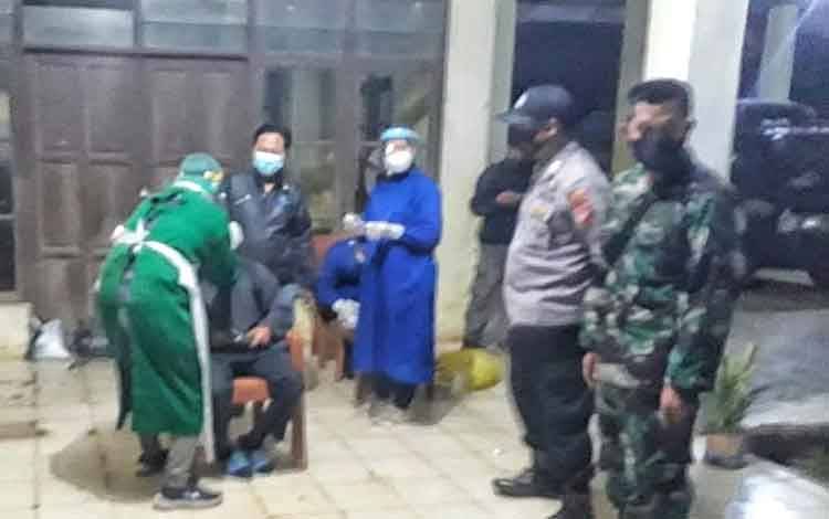 Satgas Covid-19 Barito Timur Tertibkan Pedagang Pasar Ampah Sejak Dinihari