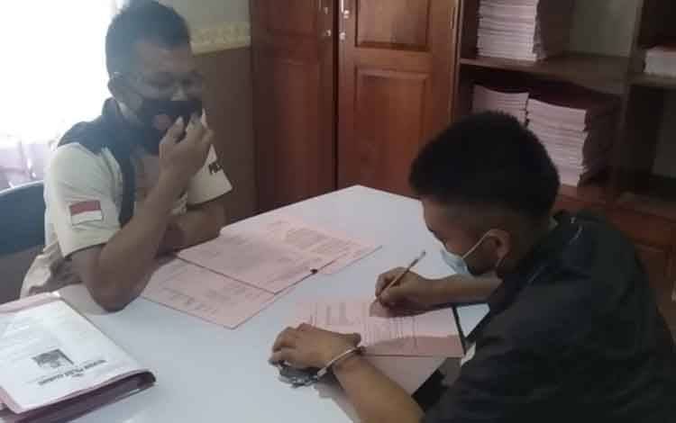 Uang Puluhan Juta Rupiah Digelapkan untuk Main Judi Online