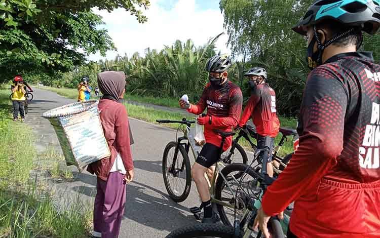 Kapolres Seruyan Gowes Bareng Sambil Bagikan Nasi Bungkus