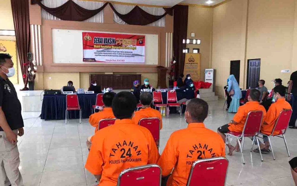 21 Tahanan Polresta Palangka Raya dan Jajaran Ikuti Vaksinasi Covid-19