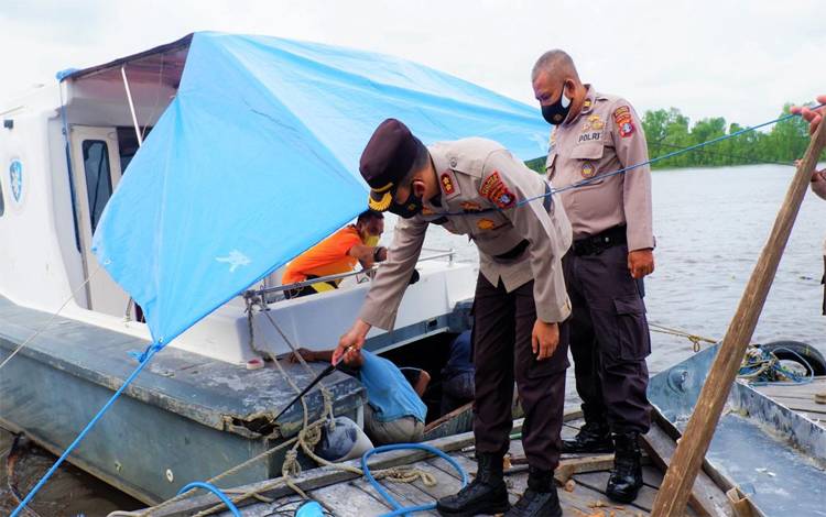 Polairud Polres Seruyan Datangkan Teknisi Perbaiki Bodi Kapal Polisi