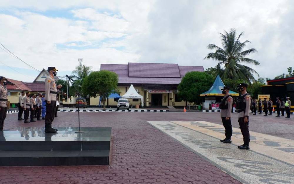 Kapolres Seruyan Serahkan Penghargaan ke Personel Berprestasi