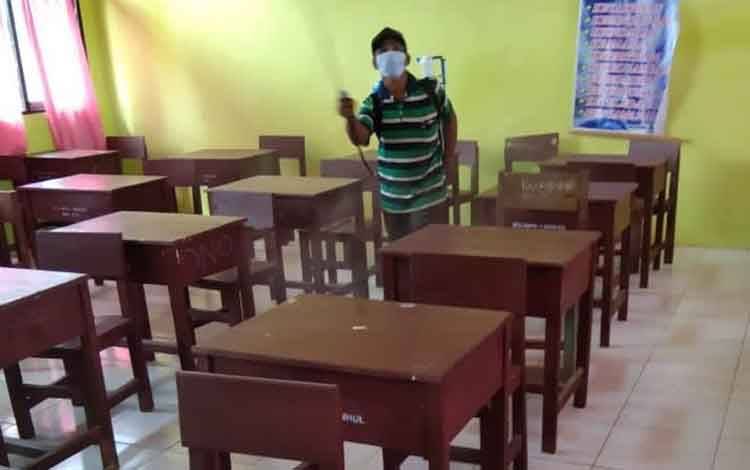 SMPN 1 Mentaya Hulu Rutin Disinfeksi Lingkungan Sekolah