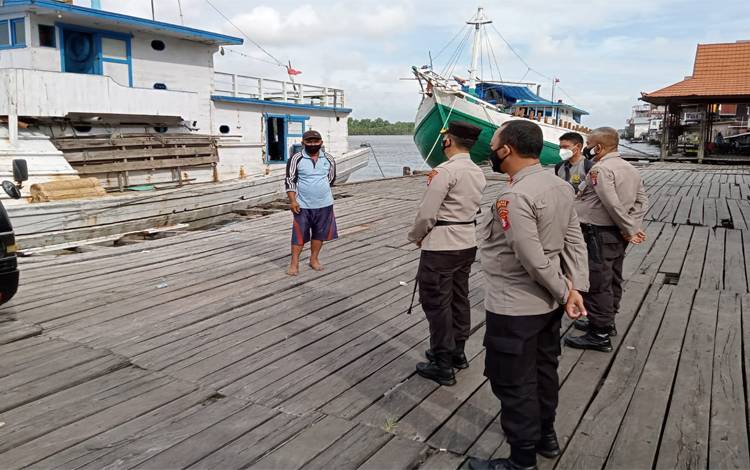 Kapolres Seruyan Pantau Aktivitas Bongkar Muat Kapal