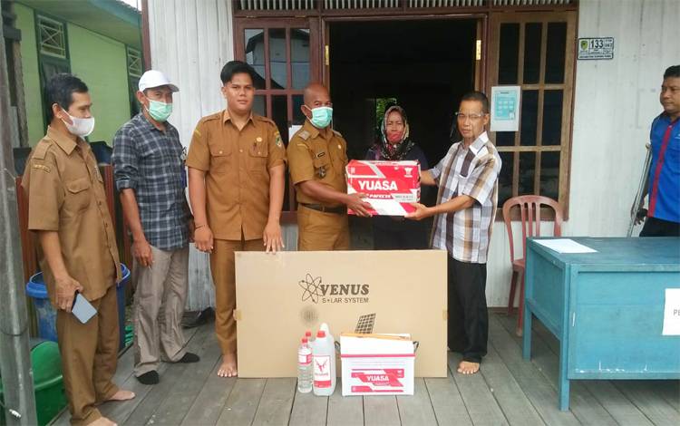 Pemerintah Desa Lampeong II Serahkan Peralatan Penerangan kepada Pengurus Langgar Norrahim