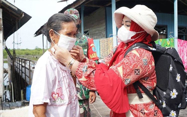 Wakil Wali Kota Palangka Raya Berbagi Sembako untuk Lansia di Kawasan Terpencil