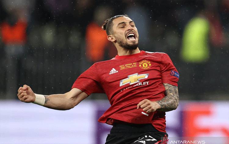 Dikaitkan Roma dan Inter, Alex Telles Tegaskan Tetap Bersama MU